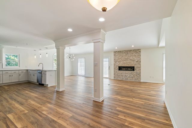 1106 Roseland Dr, Columbia, TN 38401