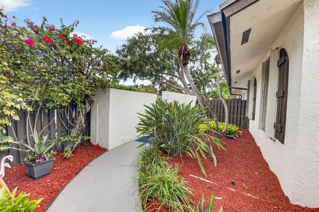 327 SW 29th Avenue, Delray Beach, FL 33445