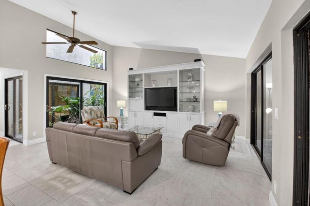 327 SW 29th Avenue, Delray Beach, FL 33445