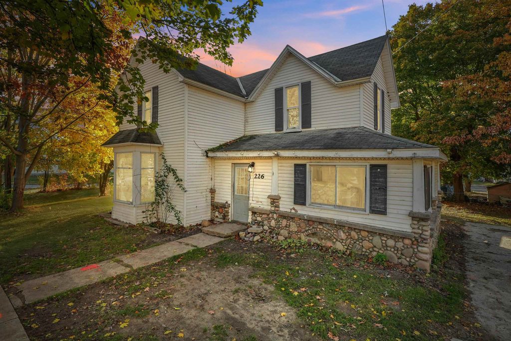 226 S Gladwin Street, Lake City, MI 49651