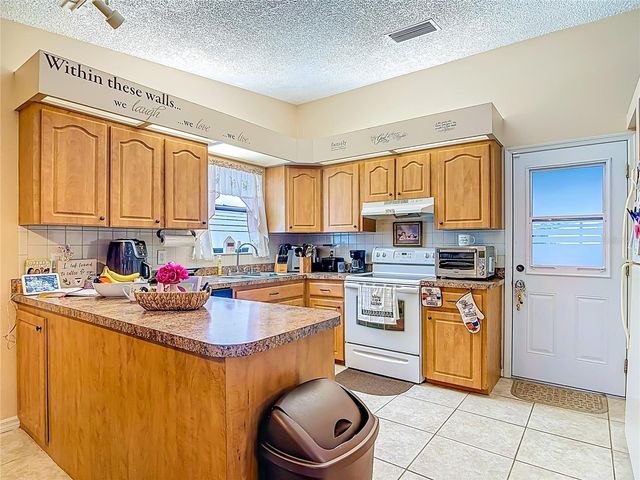 900 YELLOWBIRD AVENUE, Deltona, FL 32725