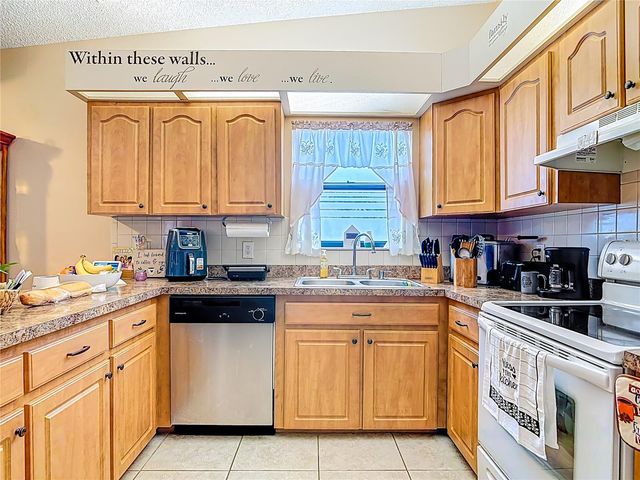 900 YELLOWBIRD AVENUE, Deltona, FL 32725