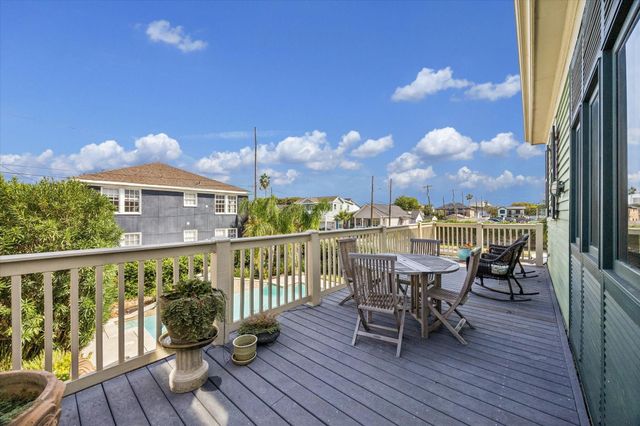 2102 Avenue P, Galveston, TX 77550