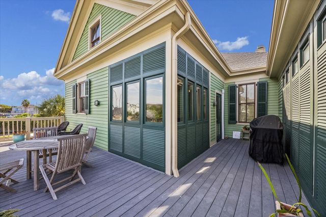 2102 Avenue P, Galveston, TX 77550