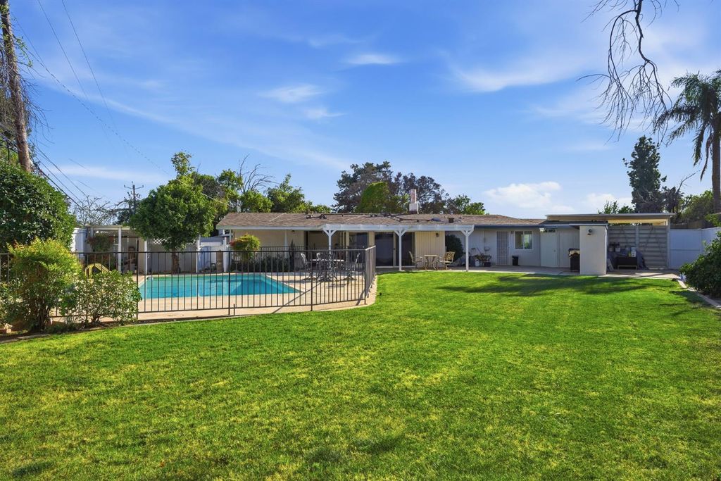 Image 2 of property listing at 5208 Greenbrier Avenue, Bakersfield, CA 93306