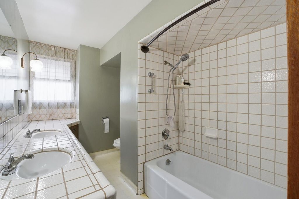 Image 30 of property listing at 5208 Greenbrier Avenue, Bakersfield, CA 93306