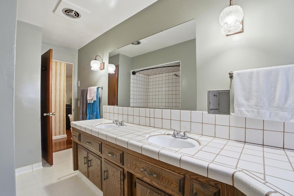 Image 32 of property listing at 5208 Greenbrier Avenue, Bakersfield, CA 93306