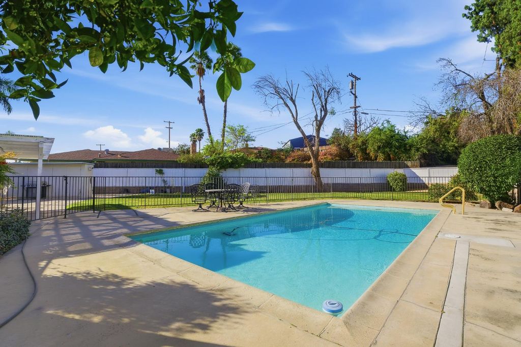 Image 45 of property listing at 5208 Greenbrier Avenue, Bakersfield, CA 93306