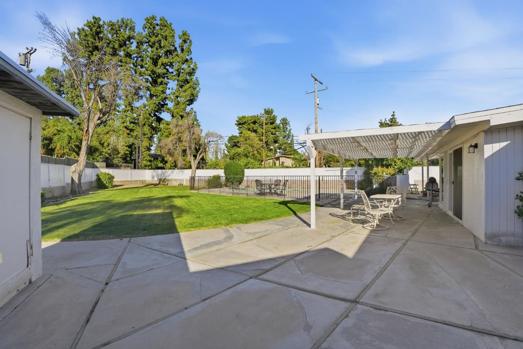 Image 46 of property listing at 5208 Greenbrier Avenue, Bakersfield, CA 93306