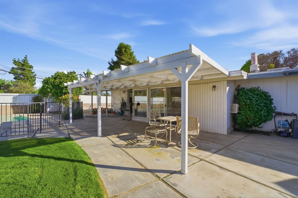 Image 47 of property listing at 5208 Greenbrier Avenue, Bakersfield, CA 93306