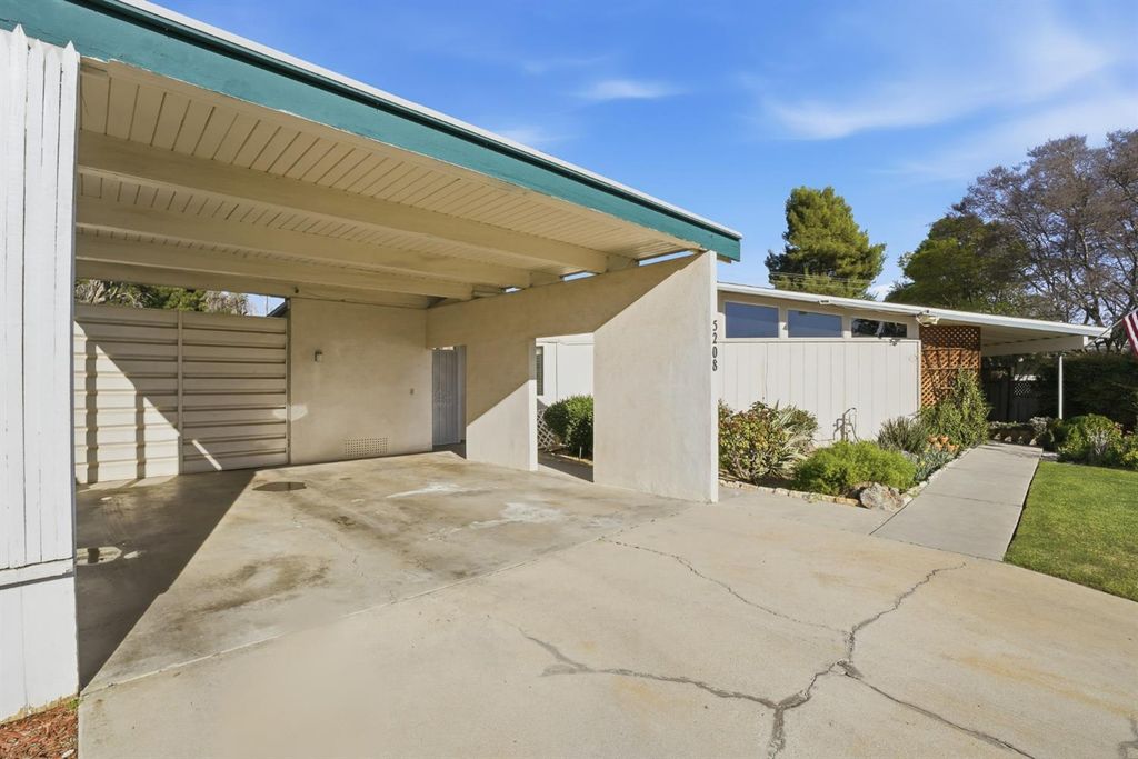 Image 5 of property listing at 5208 Greenbrier Avenue, Bakersfield, CA 93306