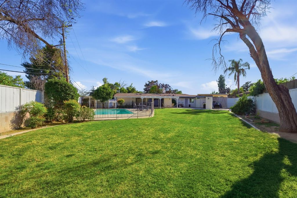 Image 50 of property listing at 5208 Greenbrier Avenue, Bakersfield, CA 93306