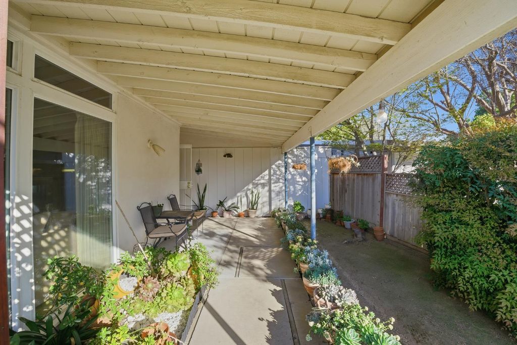 Image 6 of property listing at 5208 Greenbrier Avenue, Bakersfield, CA 93306