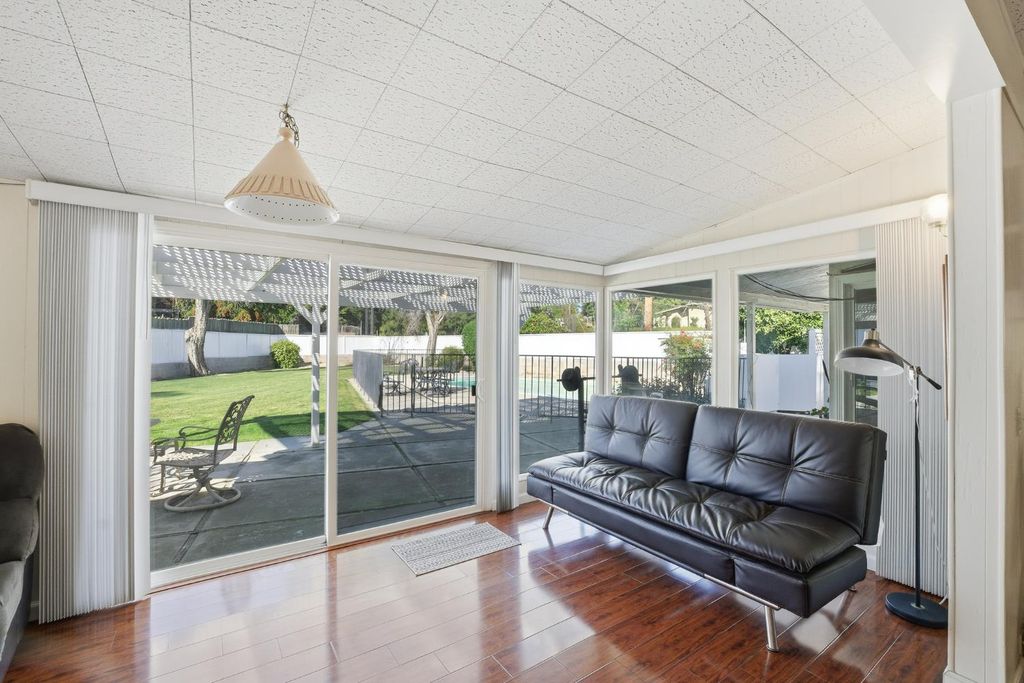 Image 8 of property listing at 5208 Greenbrier Avenue, Bakersfield, CA 93306