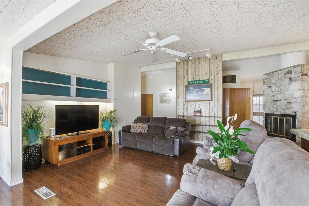 Image 9 of property listing at 5208 Greenbrier Avenue, Bakersfield, CA 93306