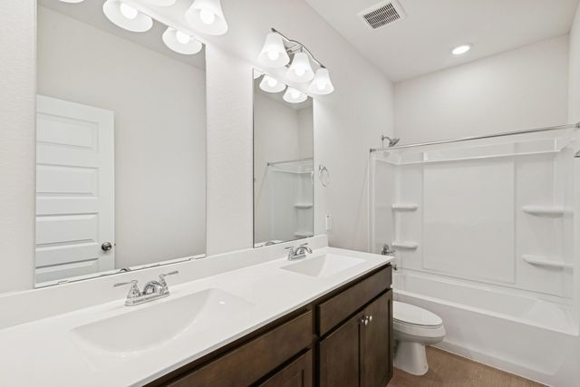 649 Woodhaven Lakes Drive, La Marque, TX 77568