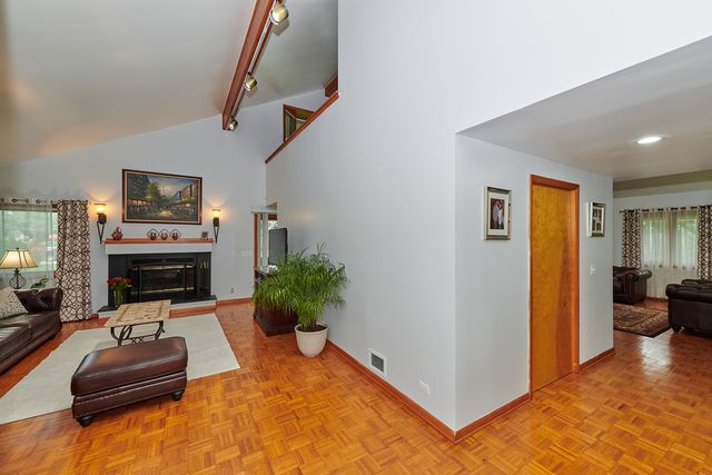 9041 DELPHIA Avenue, Des Plaines, IL 60016