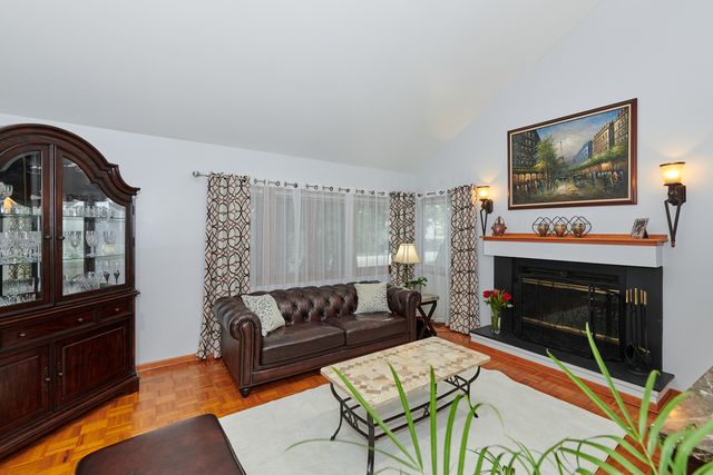 9041 DELPHIA Avenue, Des Plaines, IL 60016