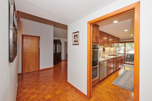 9041 DELPHIA Avenue, Des Plaines, IL 60016