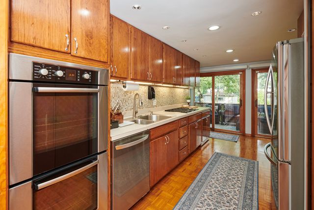 9041 DELPHIA Avenue, Des Plaines, IL 60016