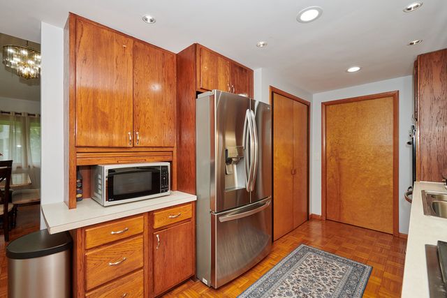 9041 DELPHIA Avenue, Des Plaines, IL 60016