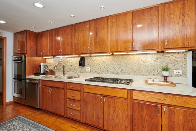 9041 DELPHIA Avenue, Des Plaines, IL 60016