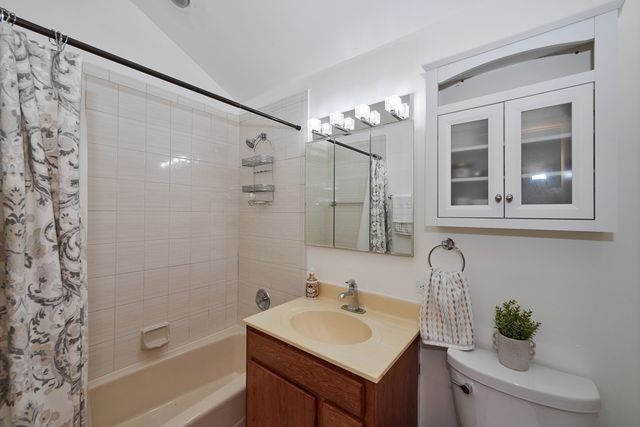 9041 DELPHIA Avenue, Des Plaines, IL 60016