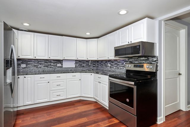 9041 DELPHIA Avenue, Des Plaines, IL 60016