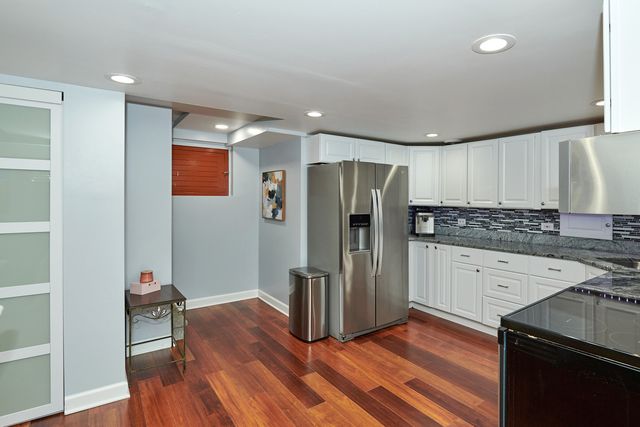 9041 DELPHIA Avenue, Des Plaines, IL 60016