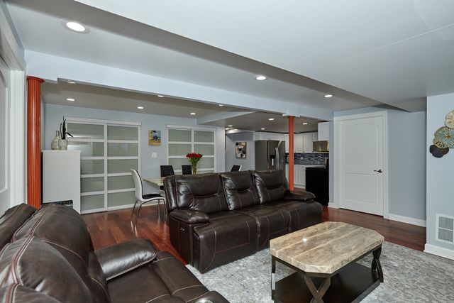 9041 DELPHIA Avenue, Des Plaines, IL 60016