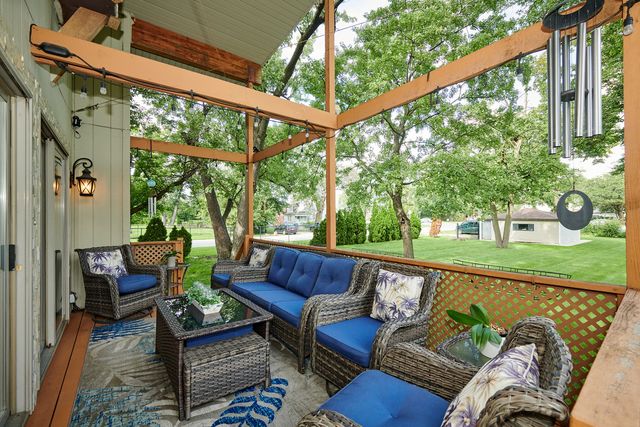 9041 DELPHIA Avenue, Des Plaines, IL 60016