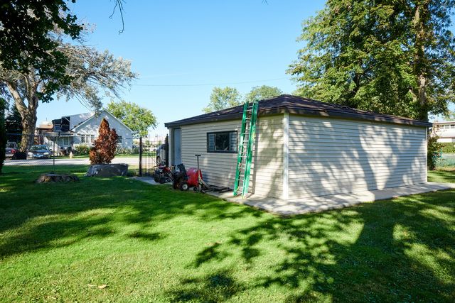 9041 DELPHIA Avenue, Des Plaines, IL 60016