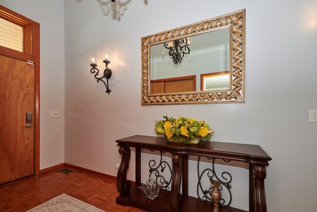 9041 DELPHIA Avenue, Des Plaines, IL 60016