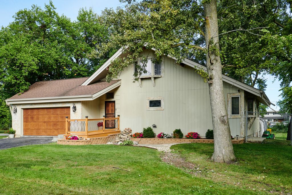 9041 DELPHIA Avenue, Des Plaines, IL 60016
