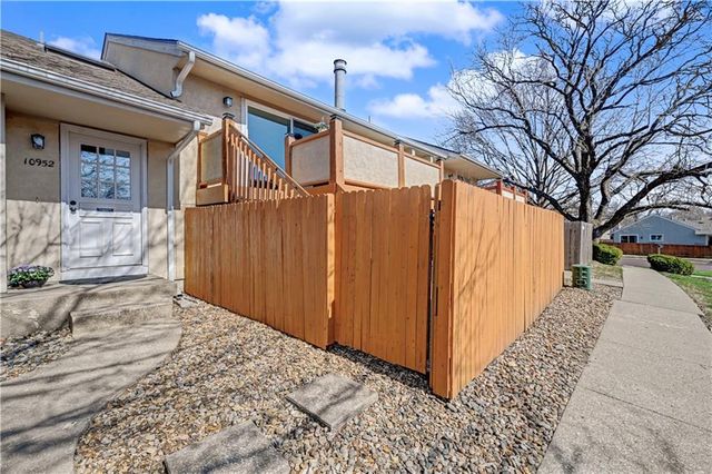 10952 Bradshaw Street, Overland Park, KS 66210