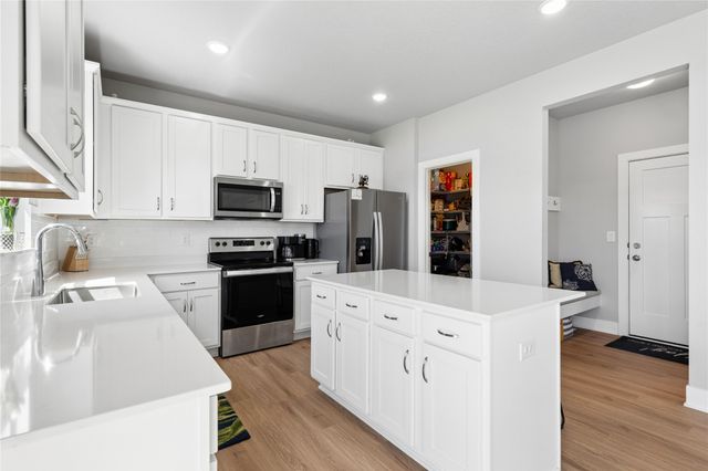 801 Fountain View Drive, Pella, IA 50219