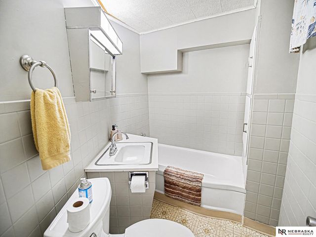 2627 B Street, Lincoln, NE 68502