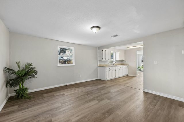 1724 Lloyd Avenue, Fort Worth, TX 76105
