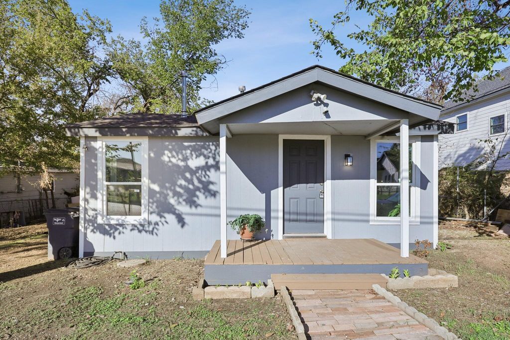 1724 Lloyd Avenue, Fort Worth, TX 76105