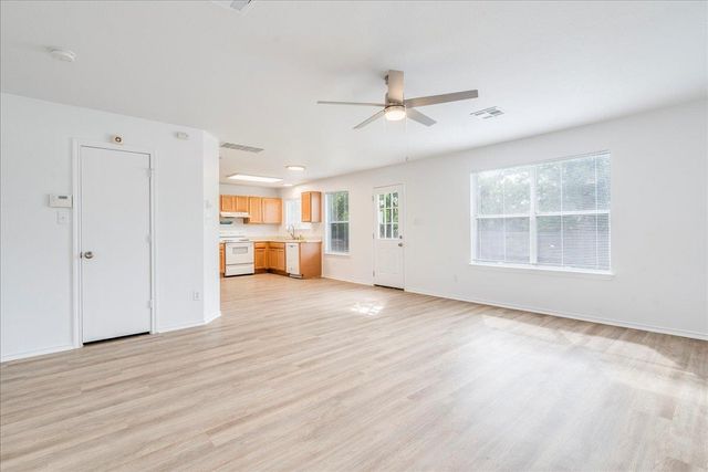 618 Lavaca LOOP, Elgin, TX 78621