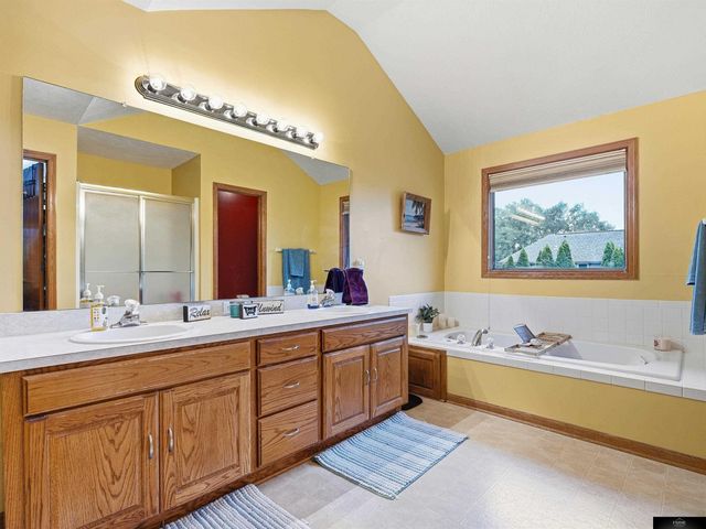 4020 N 209 Street, Elkhorn, NE 68022