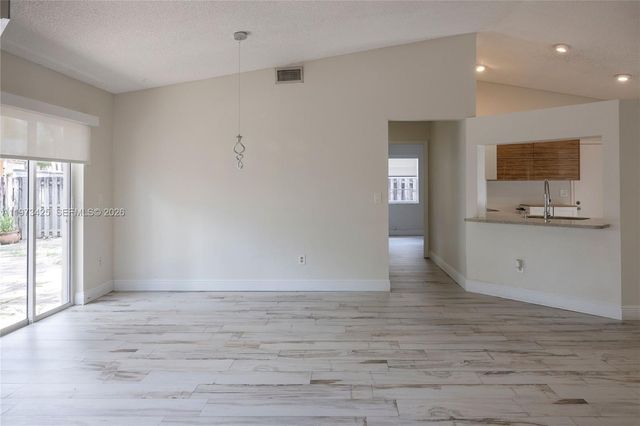 10121 NW 51st Ln, Doral, FL 33178