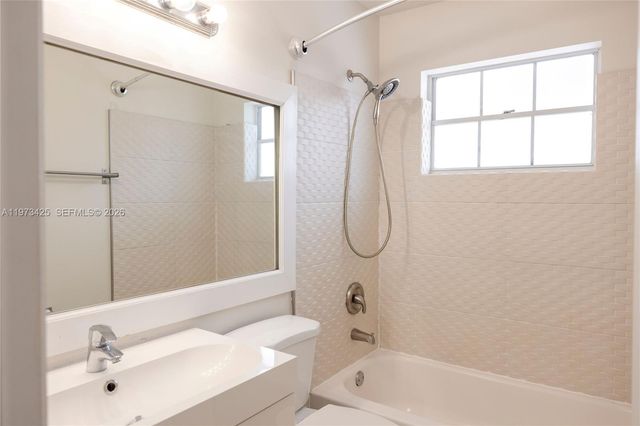 10121 NW 51st Ln, Doral, FL 33178