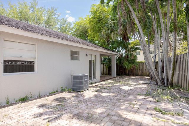 10121 NW 51st Ln, Doral, FL 33178