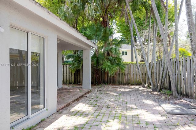 10121 NW 51st Ln, Doral, FL 33178