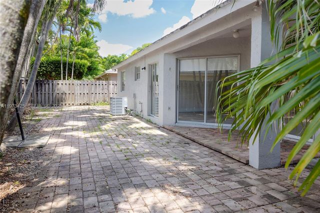 10121 NW 51st Ln, Doral, FL 33178