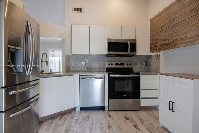 10121 NW 51st Ln, Doral, FL 33178