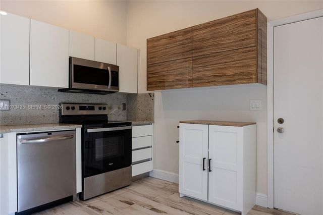 10121 NW 51st Ln, Doral, FL 33178