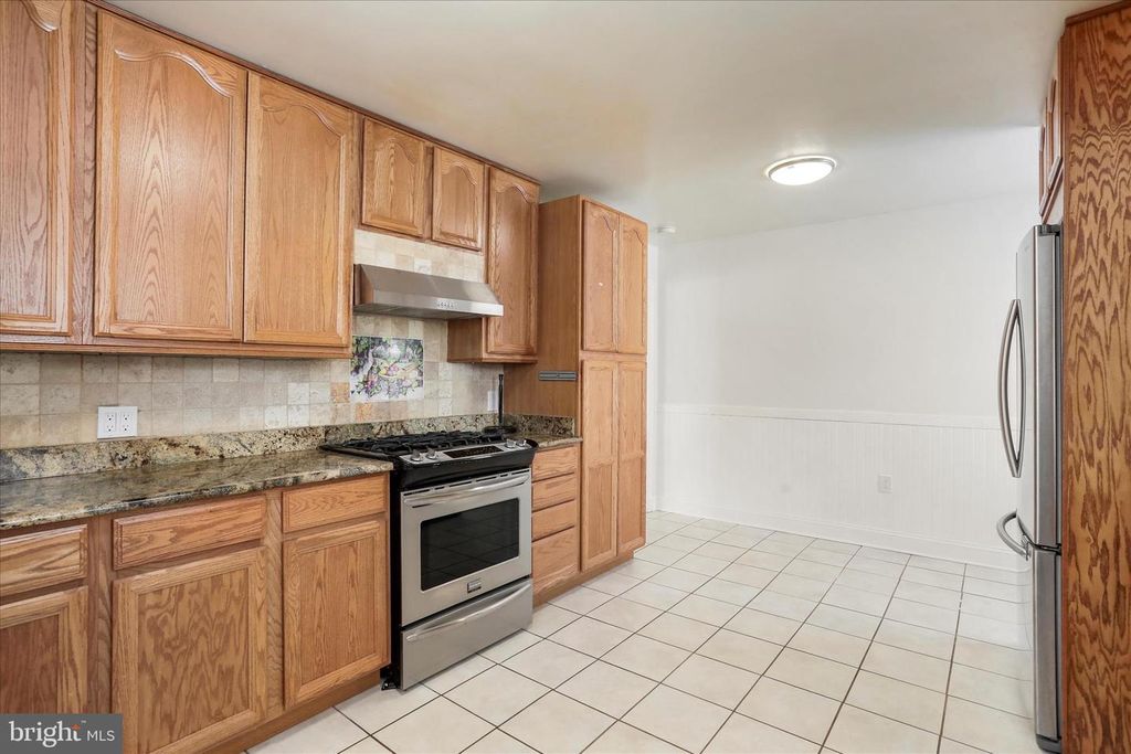 Image 10 of property listing at 203 APPLE TREE DR, Ranson, WV 25438