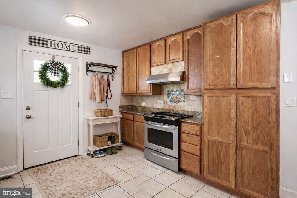 Image 11 of property listing at 203 APPLE TREE DR, Ranson, WV 25438